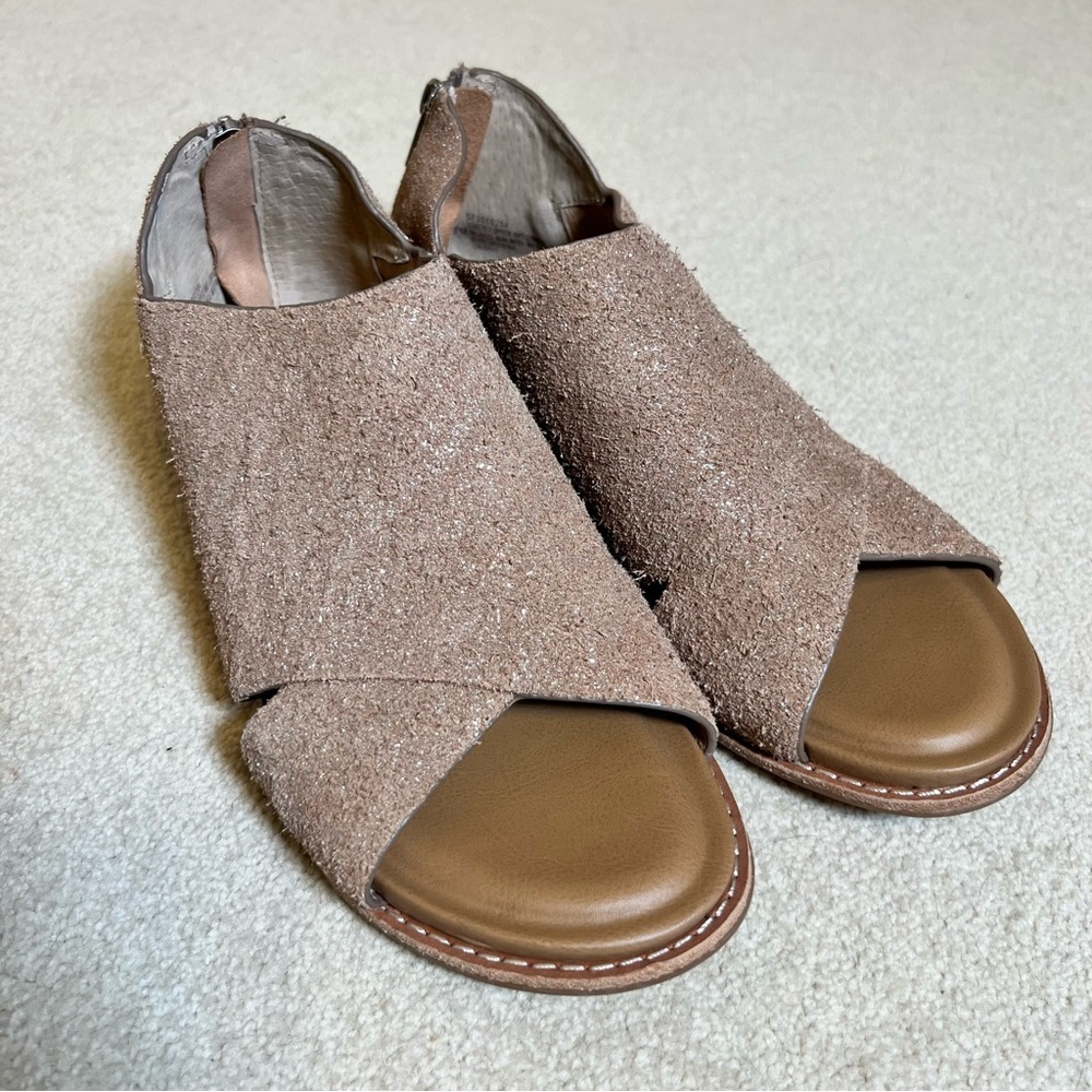 Sofft Evonne Sandals Metallic Taupe Suede Full Coverage Back Zip Flat Size 7 NWT - Picture 2 of 8